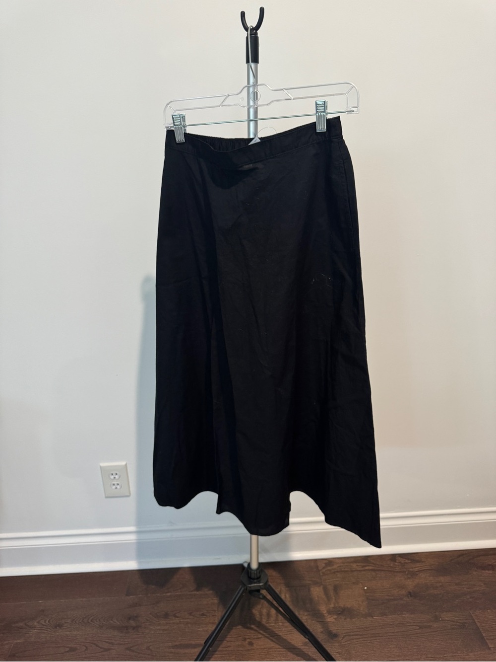 GAP Black Midi Skirt - A-Line Silhouette